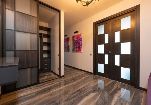 Puertas correderas de madera | Ventajas y opciones para interiores